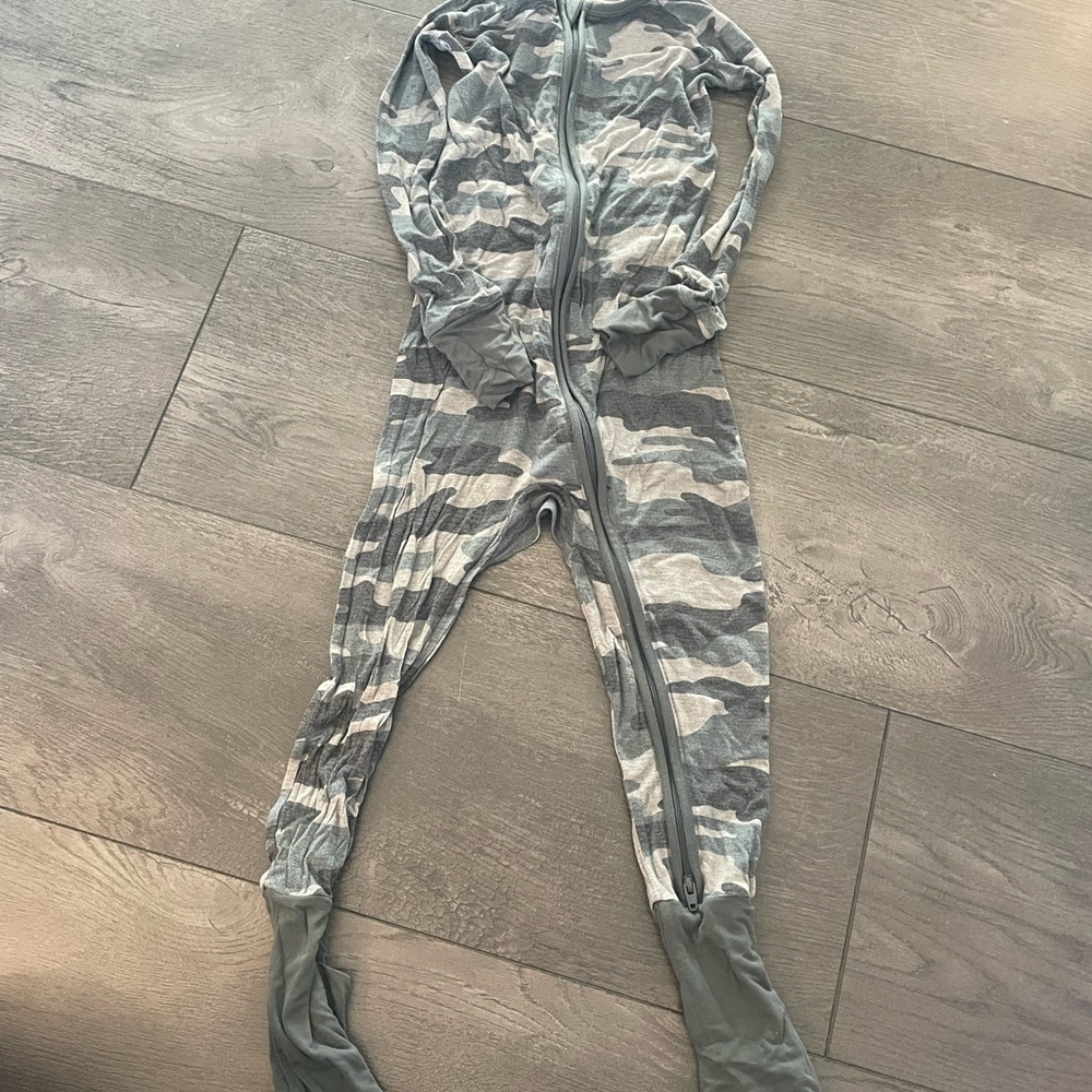 Little Sleepies green camo pjs size 3T great condition